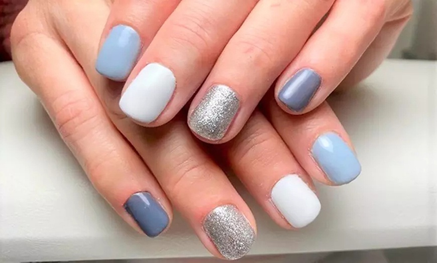 Image 3:  2 sesiones de manicura, pedicura o ambas clásica o francesa para 1