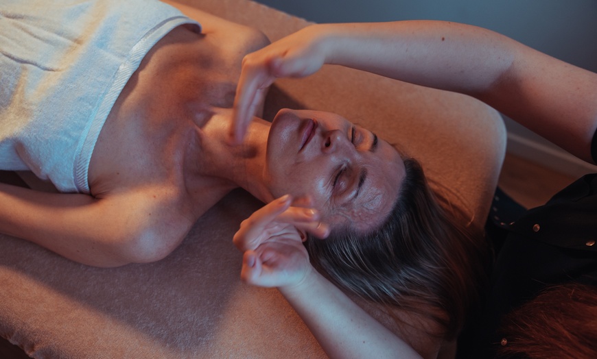 Image 2: Liftingujący masaż twarzy Kobido – Beauty Boost lub Holistic Touch