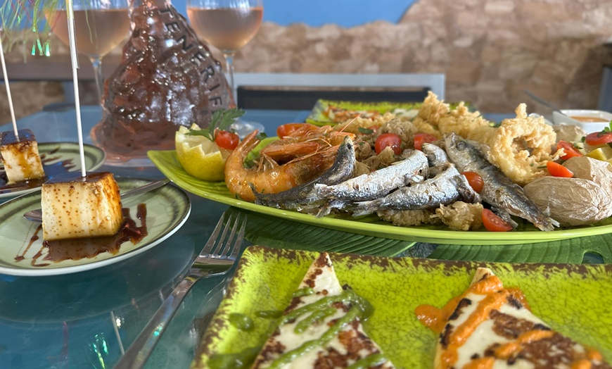 Image 3: Menú de parrillada de pescado con entrante, postre y botella de vino