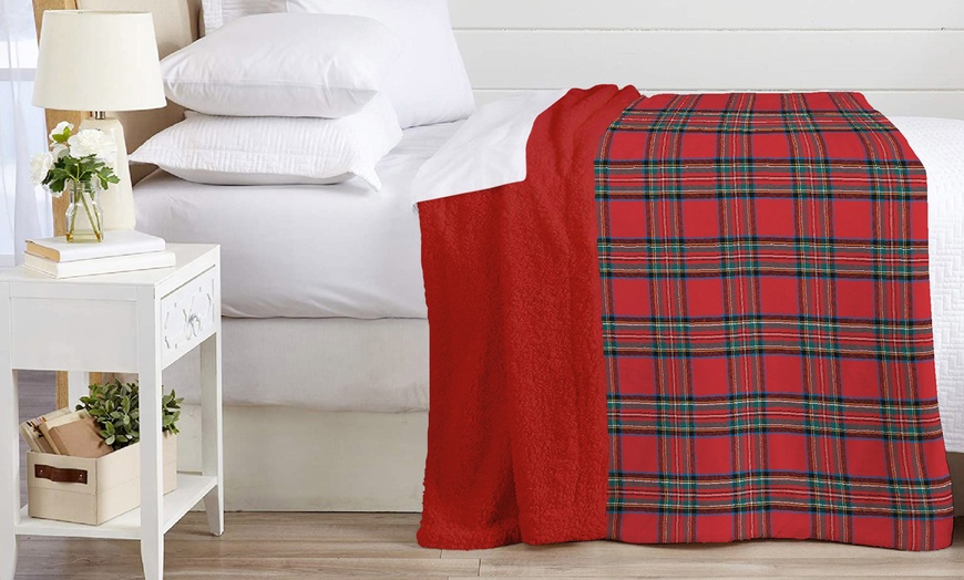 Image 28: Plaid réversible sherpa et microfibre