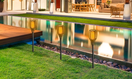 Luce solare a sfarfallio LED Grundig disponibile in 2 modelli