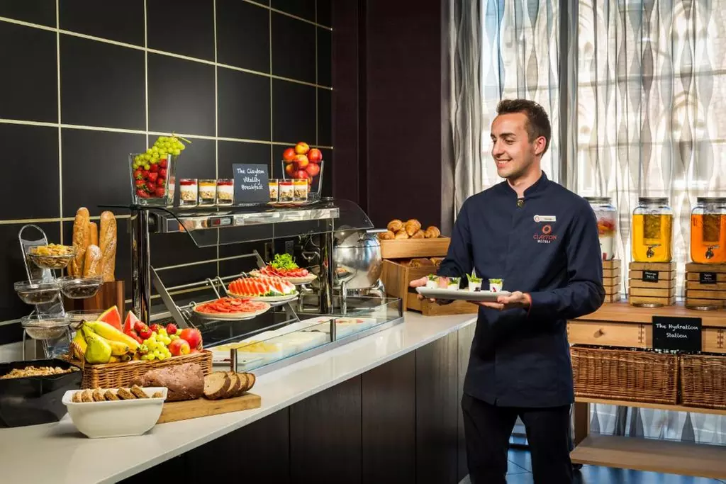 Cardiff: Deluxe or Executive Room with Breakfast up to 3