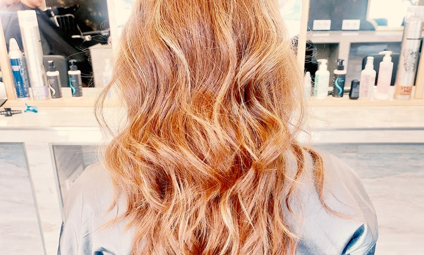 Image 3: Coloración capilar con barros en raíz o completo con masaje y corte