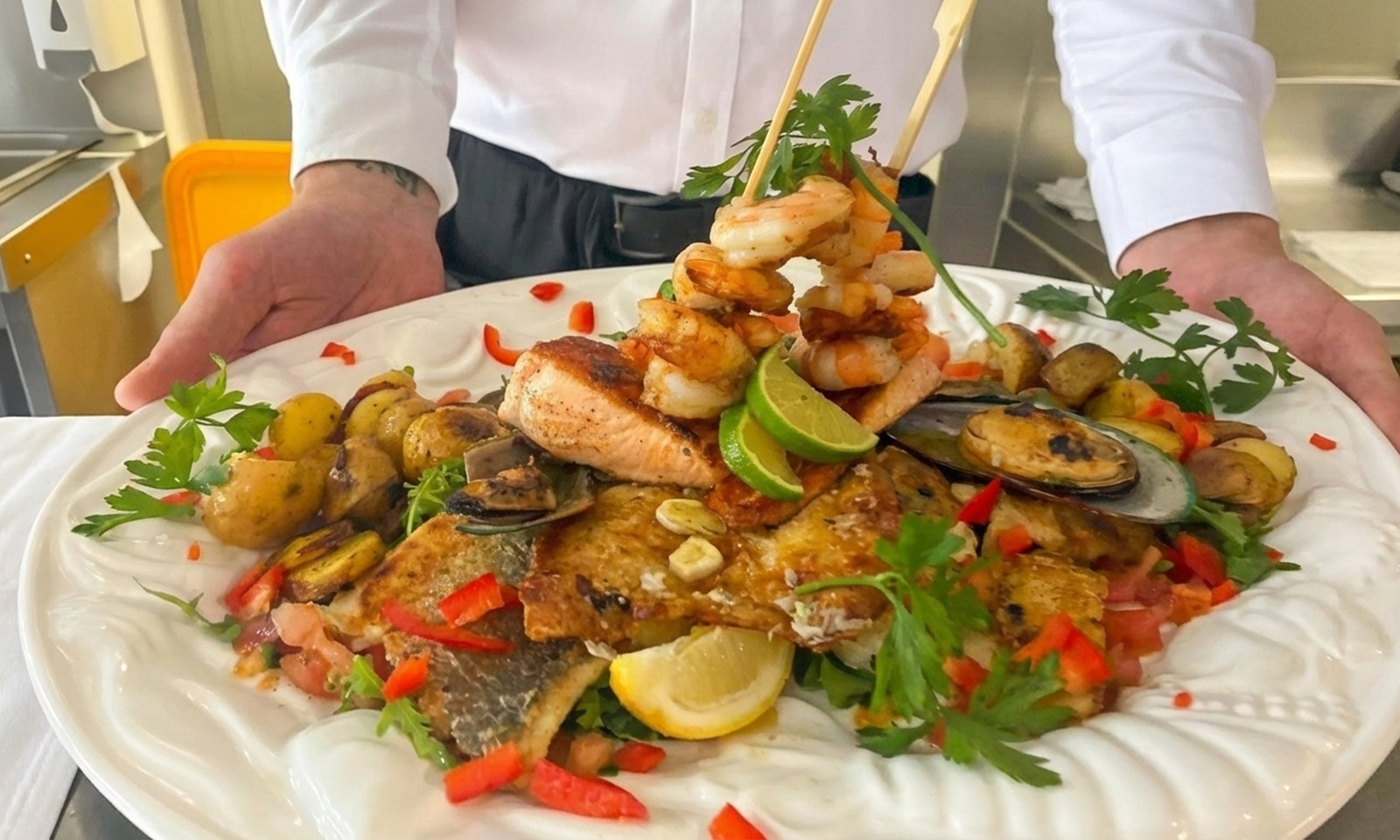 Gemischte Fischplatte mit Beilagen für 2 oder 4 Personen