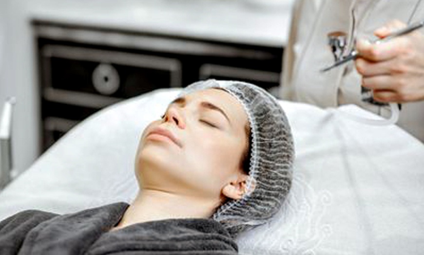 Image 5: Deep Cleansing, Hydration, Acne, Or Pigmentation + LED Glow Facial
