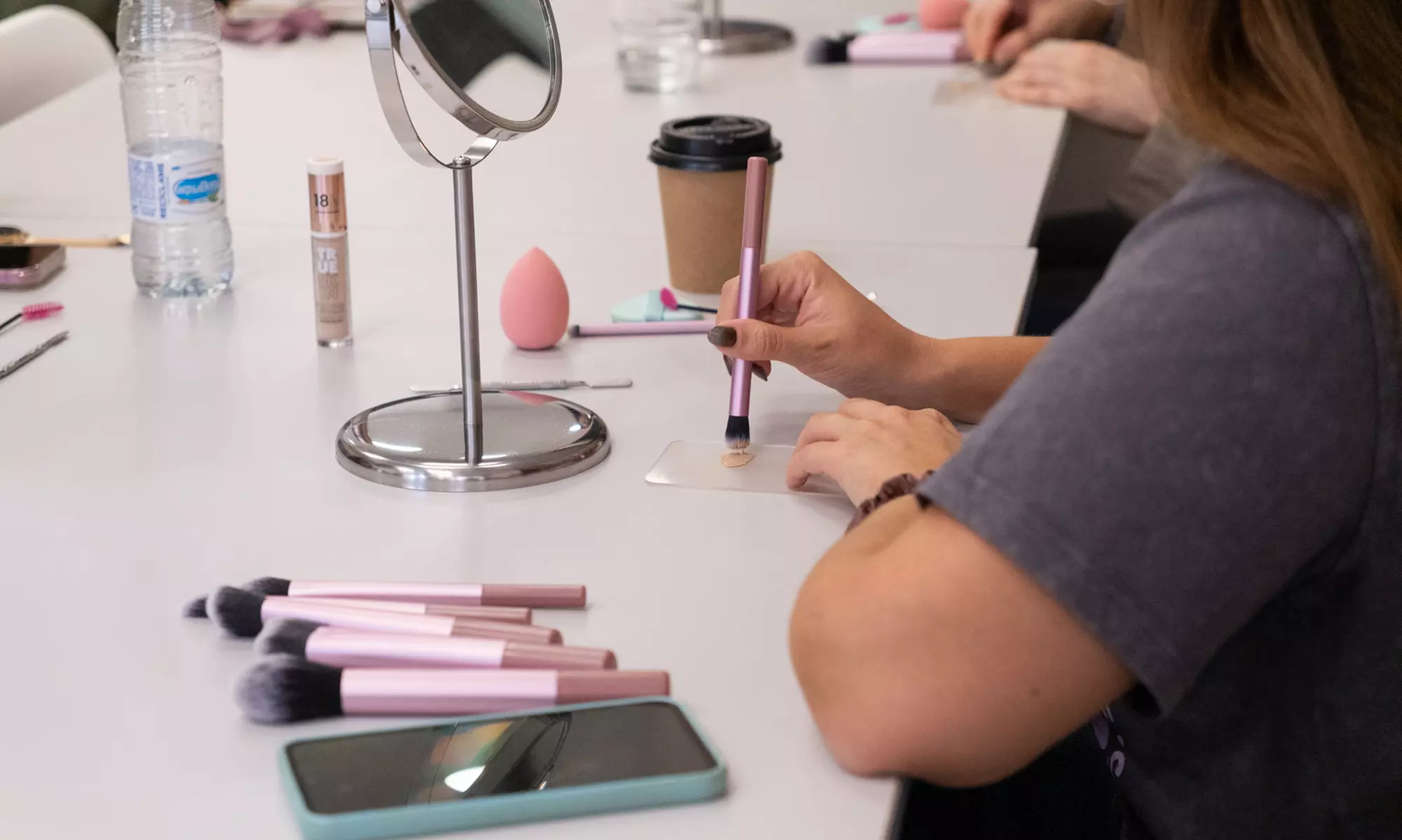 Taller para 1 o 2: pintura de cuadro o tote bag, o clase de maquillaje