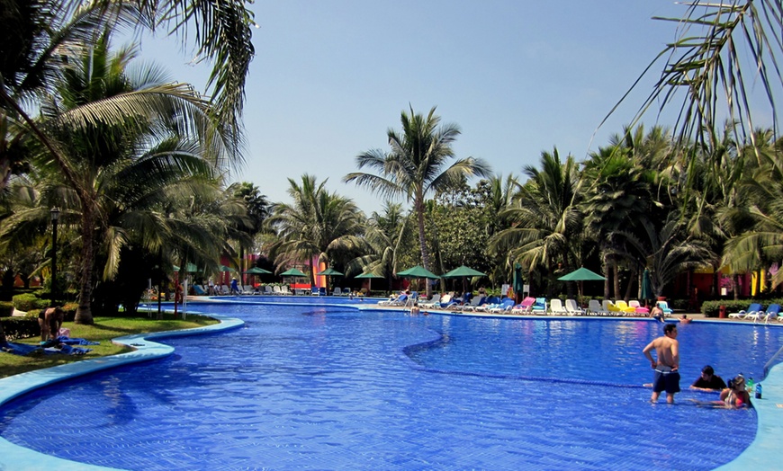 Image 2: ✈ 4-Night All-inclusive Puerto Vallarta Vacation