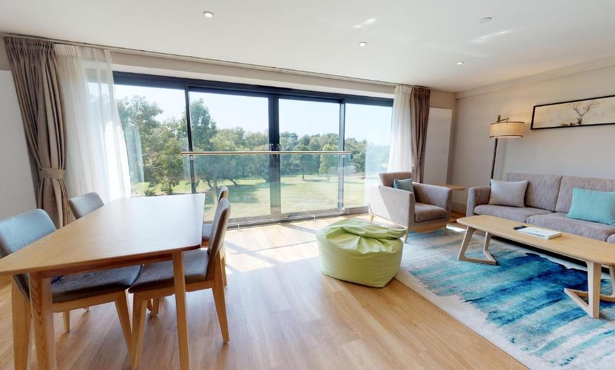 Image 6: Hampshire: 4* Stay with Breakfast