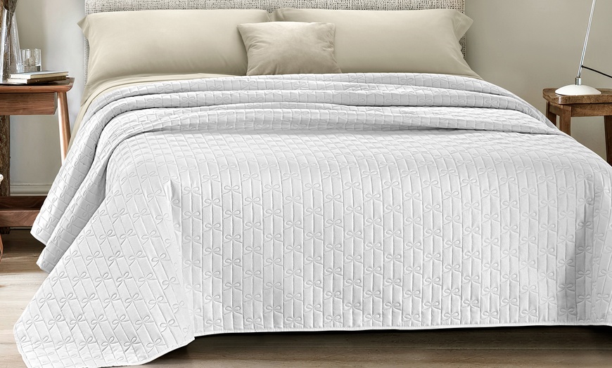Image 9: Double Quilted Bedspread with Bow Design