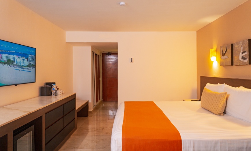 Image 6: ✈ All-Incl. Paradise: 3 or 5 Nights at Flamingo Beach Resort Cancún