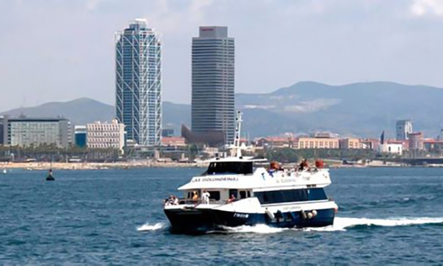 Image 1: Tour por el puerto de Barcelona y el Litoral con bebida 