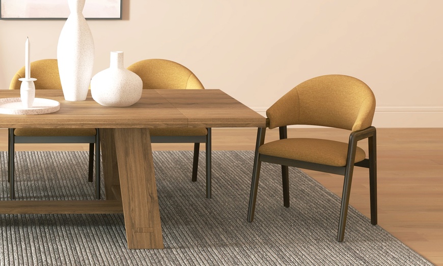 Image 40: Sillas de comedor tapizadas con patas de madera Woolden, de Doosense