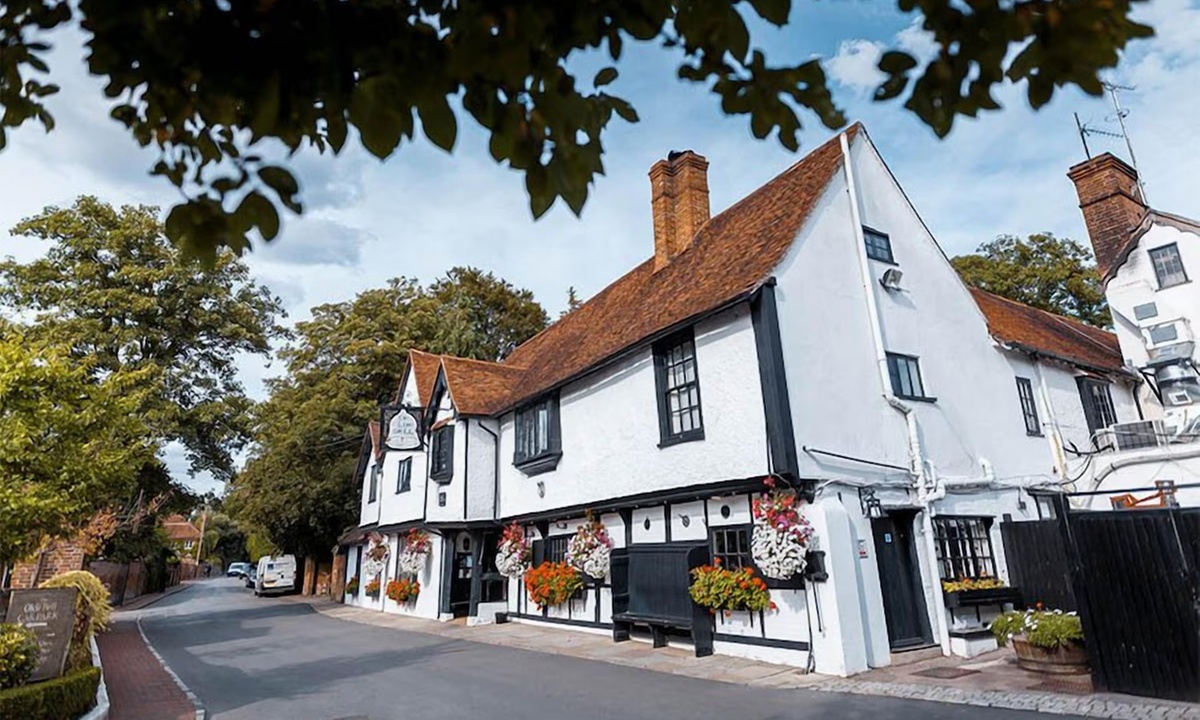 Hurley: Classic Double with Breakfast