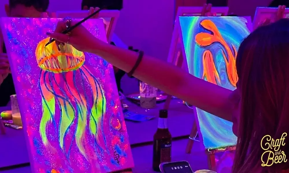 Despierta tu creatividad en Clase de arte con pintura neón