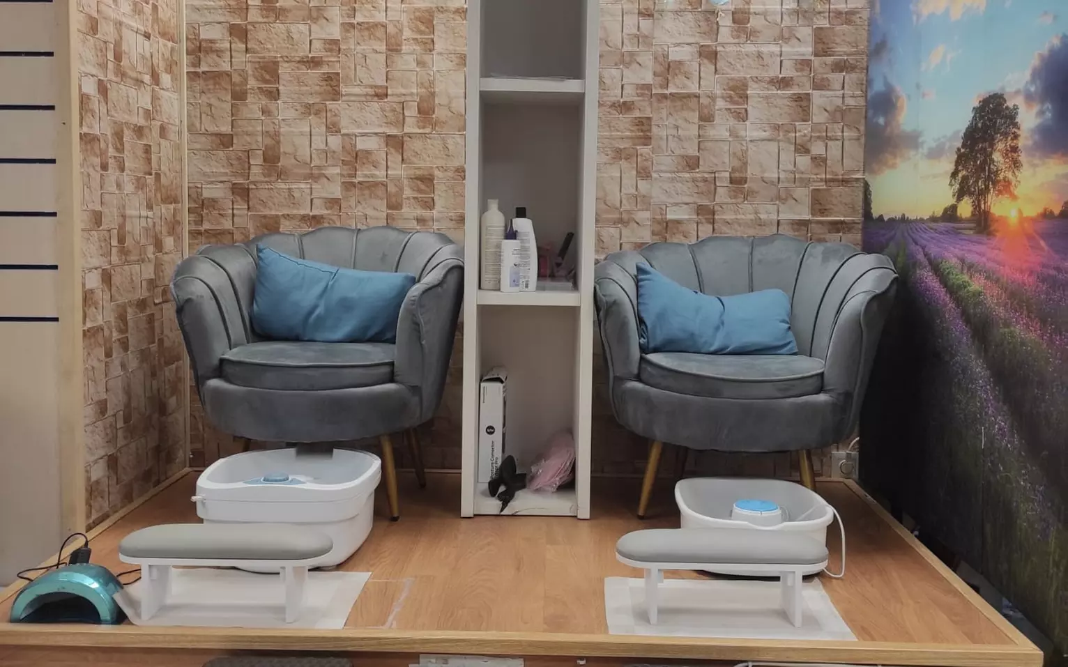 Primera puesta de uñas de gel con esmaltado semipermanente