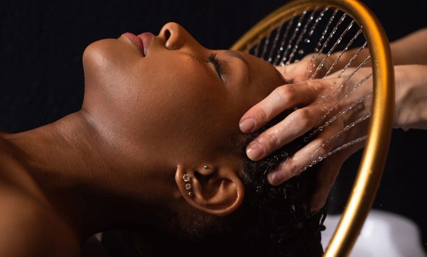 Image 1: Ritual Head Spa con spa capilar, bebida de cortesía y masaje de manos