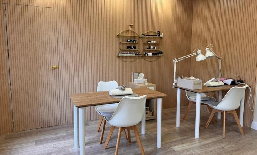 Image 2: 1 o 3 sesiones de manicura y/o pedicura normal o semipermanente