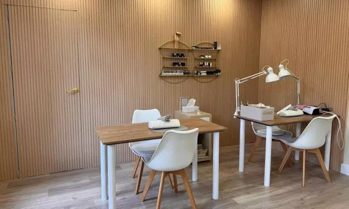 1 o 3 sesiones de manicura y/o pedicura normal o semipermanente