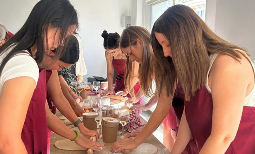 Image 1: ¡Taller de pasta fresca para 1 o 2 personas con bebida y picoteo!