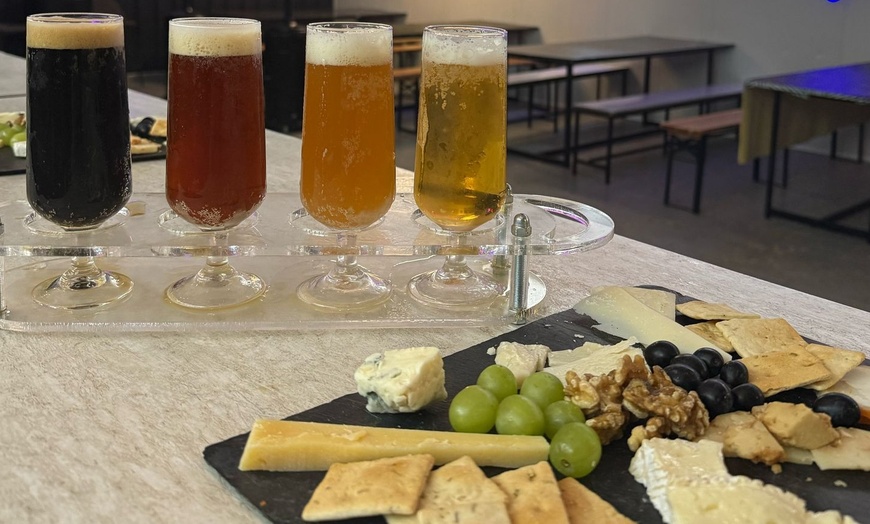 Image 2: Visita guiada a bodega con cata de cervezas y maridaje para 2 o 4