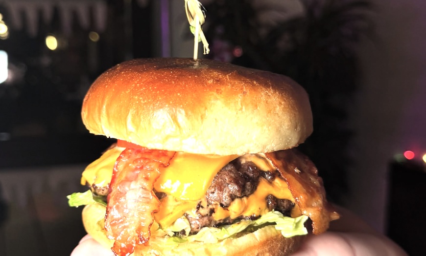 Image 12: Savor 10 or 20 Wings, 1 or 2 Entree, and Drinks!