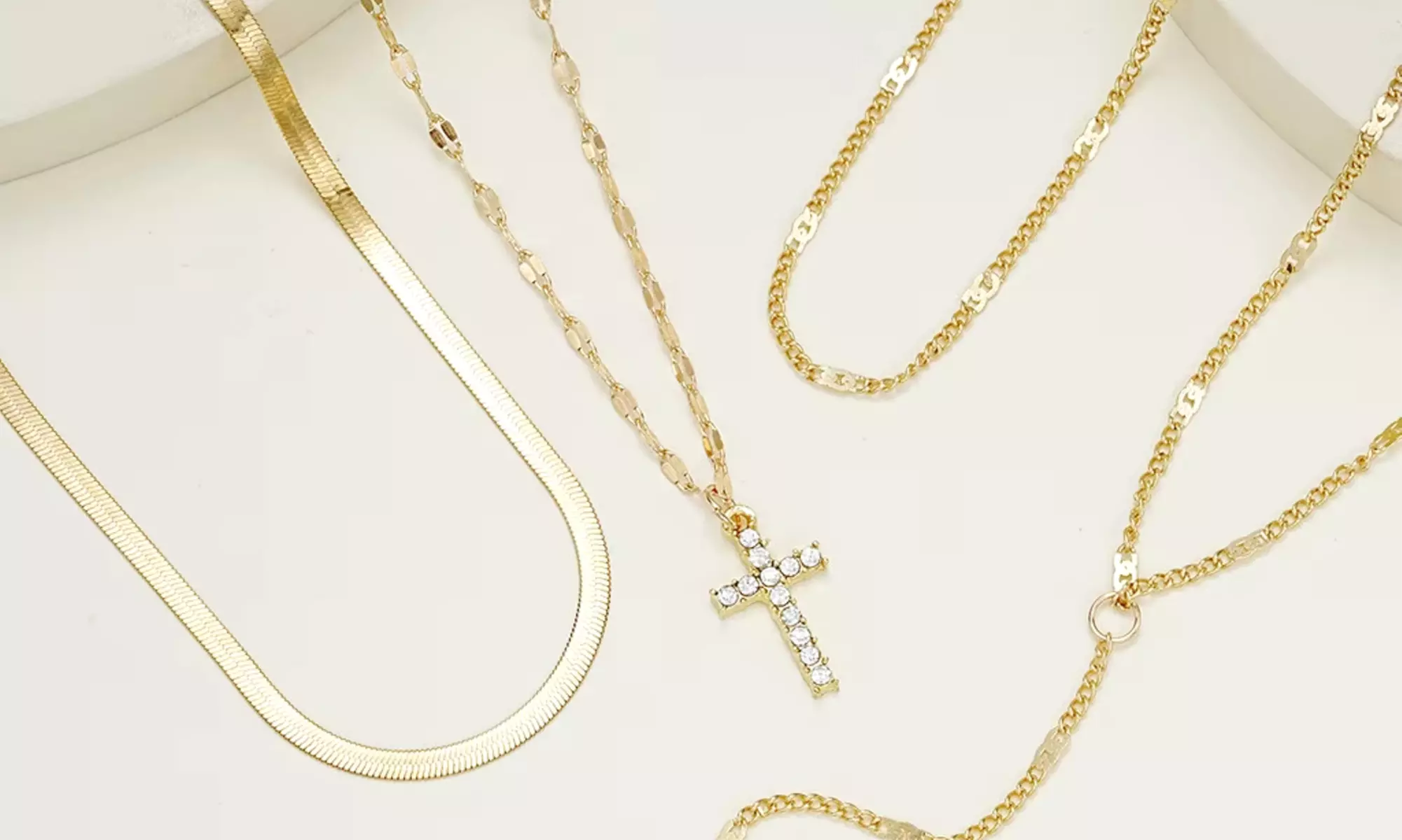 Juego de 4 collares multicapa dorados