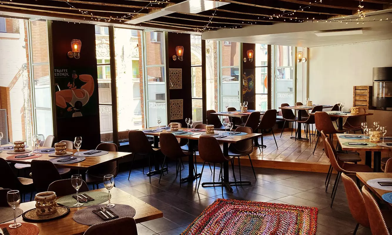 Visite conviviale dans un bistro avec menu moules