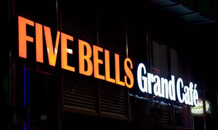 Kleurrijke cocktails en warme bitterballen op een gezellige toplocatie