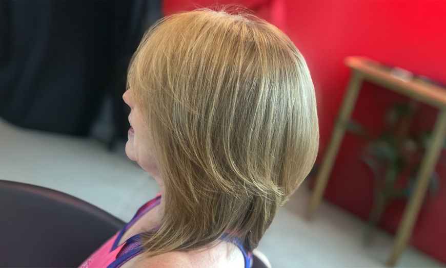Image 3: Enhance Yourself with Hair Color and Highlight Services