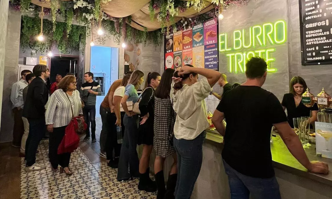 Menú de burritos con nachos, burritos y bebidas para 2 o 4 personas