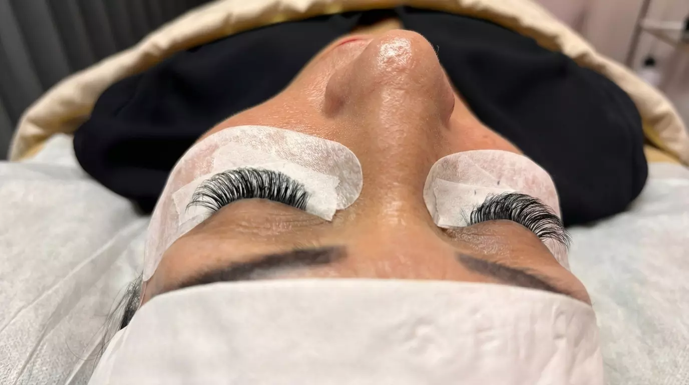 Full Set of Hybrid Lashes for a Nature-Inspired Look