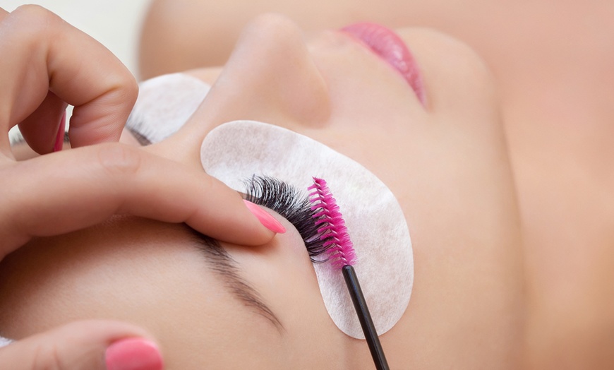 Image 3: Certified Eyelash Technician Online Course

