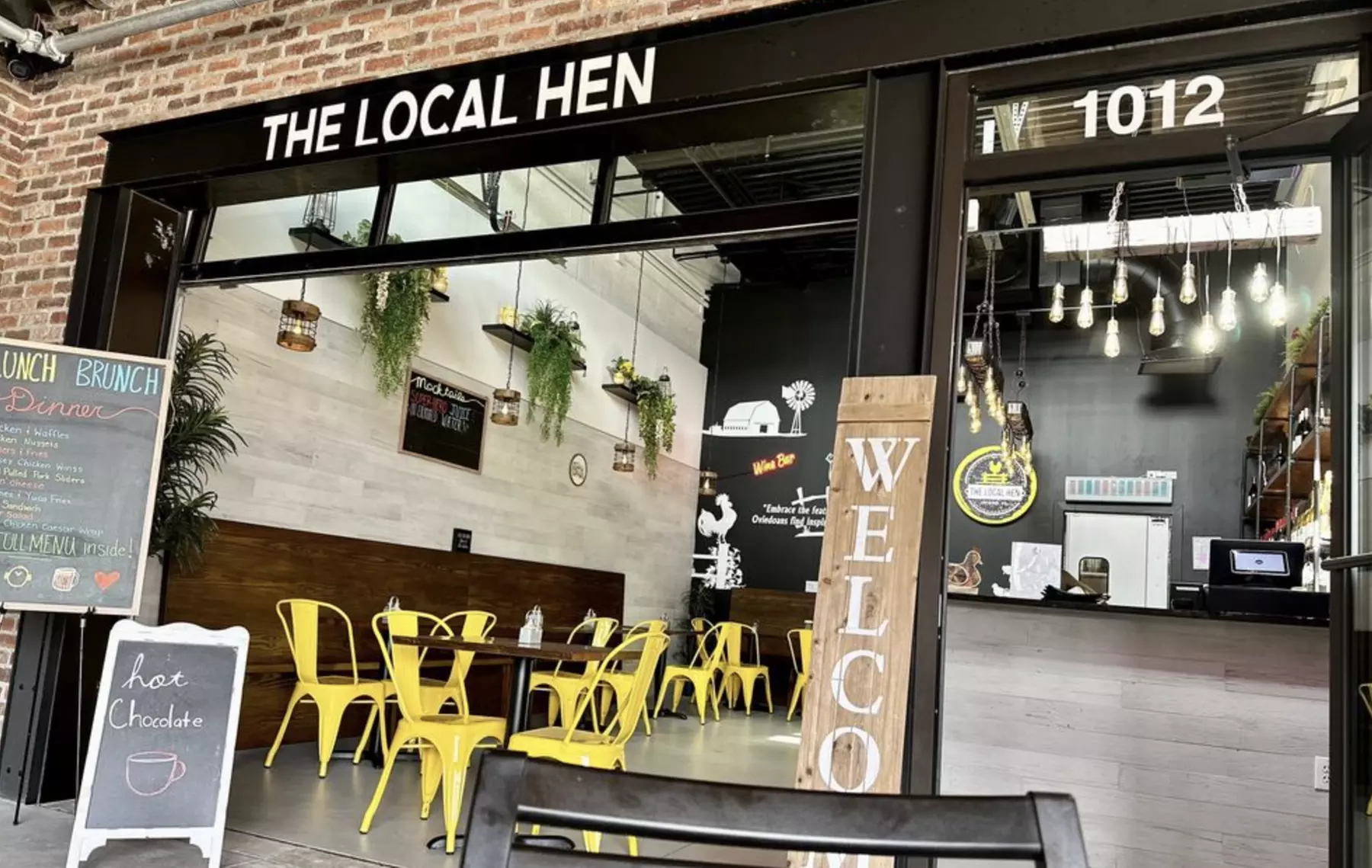 Savor 10 or 20 Wings, 1 or 2 Entree, and Drinks!