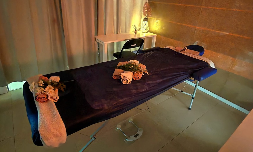 Image 3: Conecta con tus sentidos con 1 o 2 masajes con opción a ritual facial