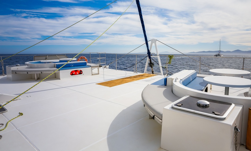 Image 13: Paseo en catamarán con baño en alta mar y bebida para niño o adulto