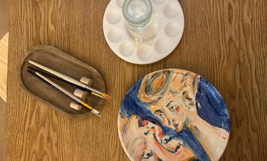 Image 4: Taller de pintura sobre cerámica con bebida o vino y cheesecake