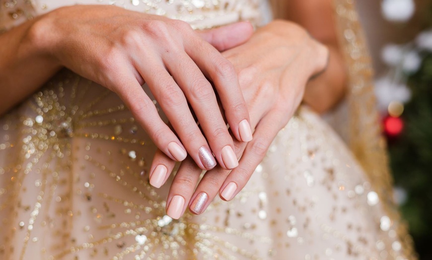 Image 2: Manicura, pedicura o ambas con esmaltado normal o semipermanente