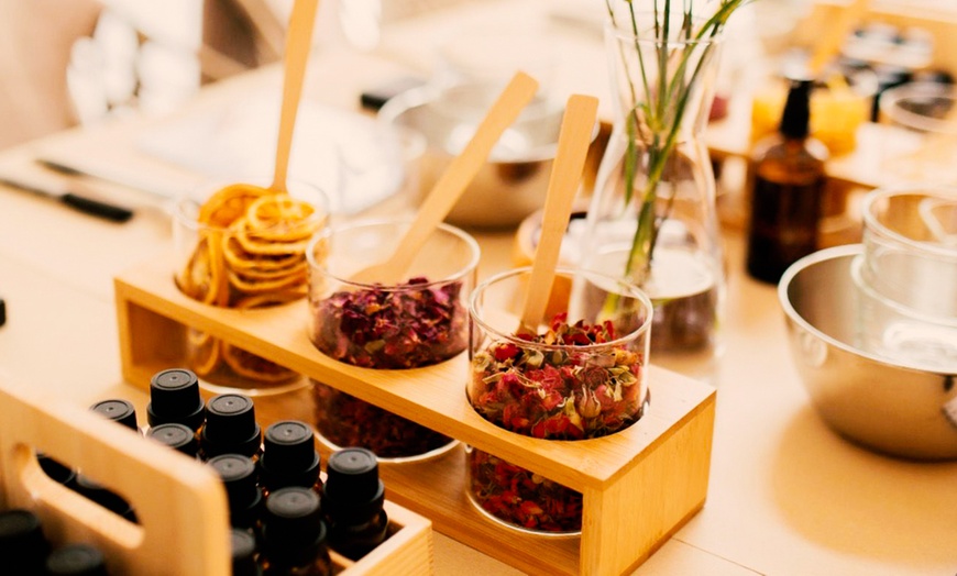 Image 2: Kreativwerkstatt: Seife oder Kerze selbst gestalten – für 1-2 Personen