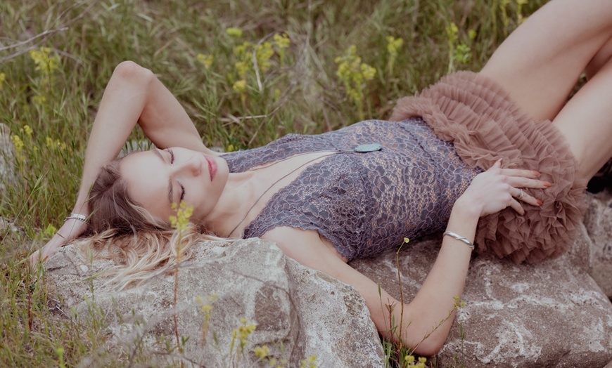 Image 16: Unforgettable Moments Awaits: 60-Minute Outdoor Full Portrait Session