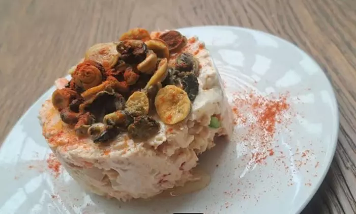 Mariscada o bandeja de mejillones o marisco con botella de vino para 2