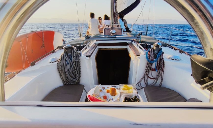 Image 3: Paseo en barco de vela con cava al atardecer para 2, 4 o 6 personas 