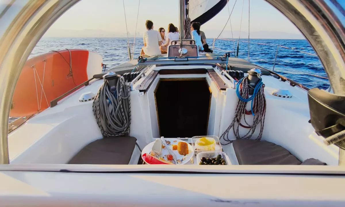 Paseo en barco de vela con cava al atardecer para 2, 4 o 6 personas