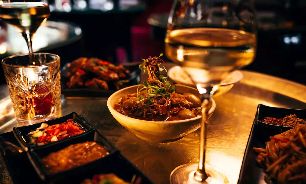 Stadhampton: Romantic Stay for 2 with Dinner & Champagne