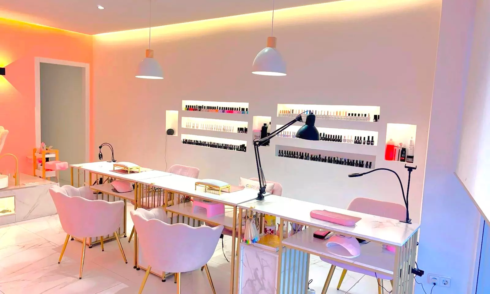 Sesión de manicura y/o pedicura con esmaltado normal o semipermanente