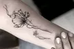Delikatny tatuaż cienką kreską – kobiece motywy kwiatowe w wybranym rozmiarze w Beauty Room Academy - Image 6