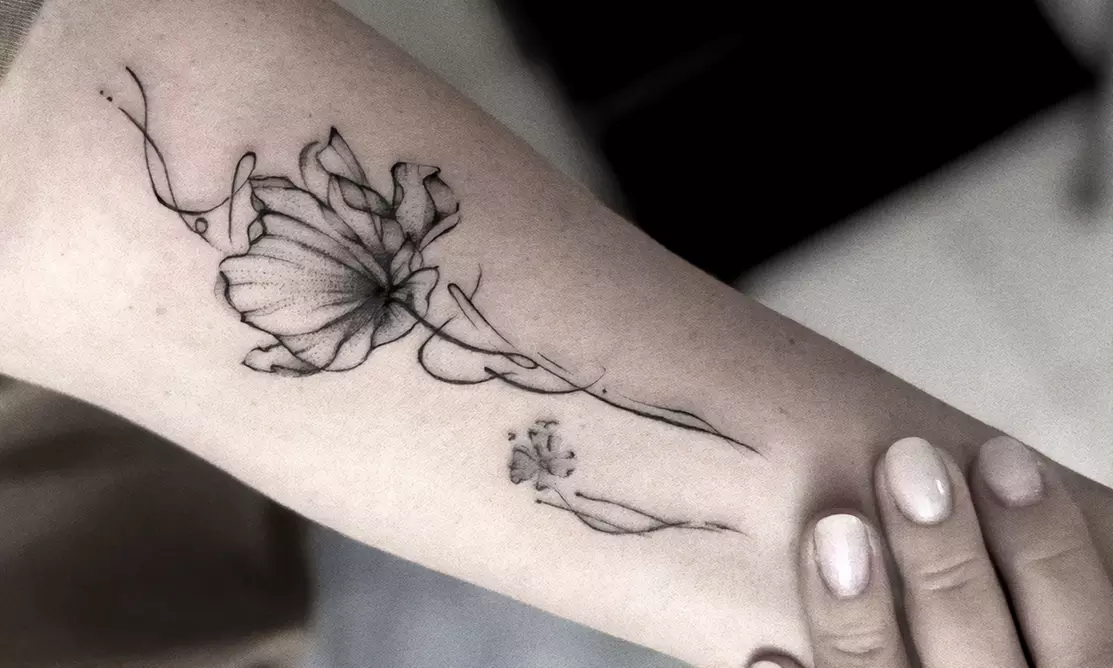 Tatuaż cienką kreską – kobiece motywy kwiatowe w wybranym rozmiarze