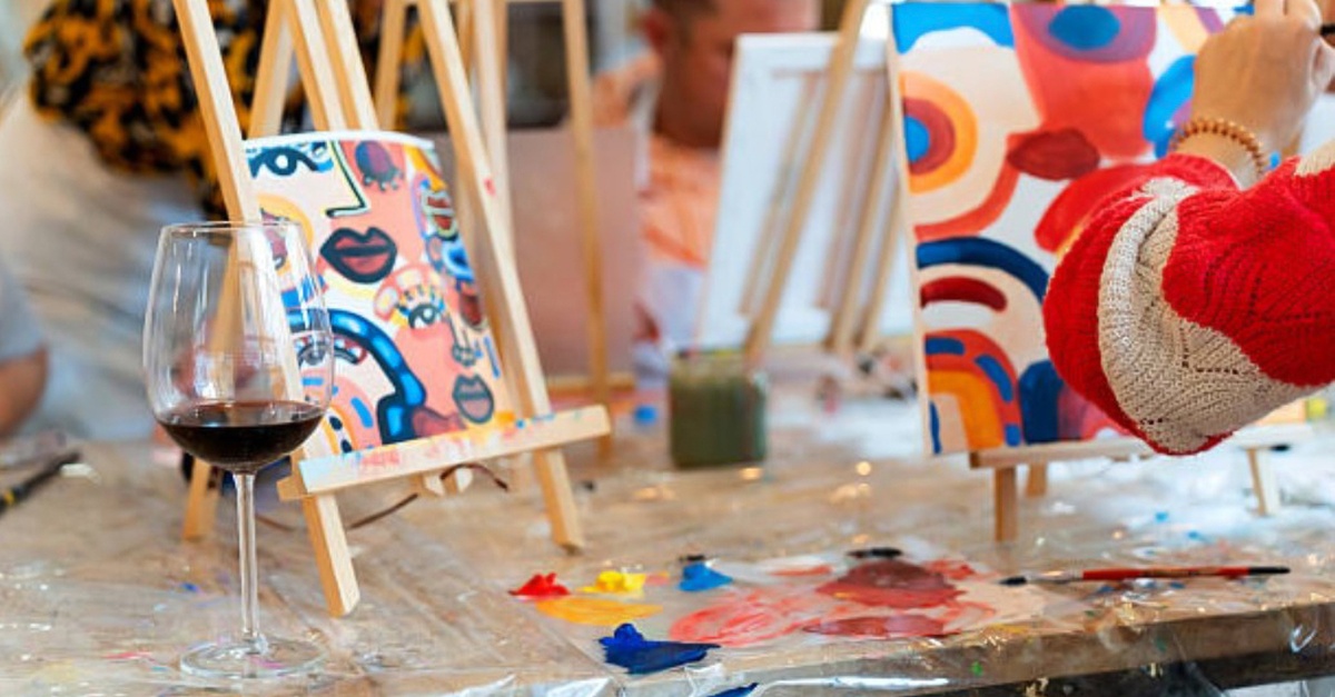 Taller de Art & Wine con vino y picoteo en Barcelona