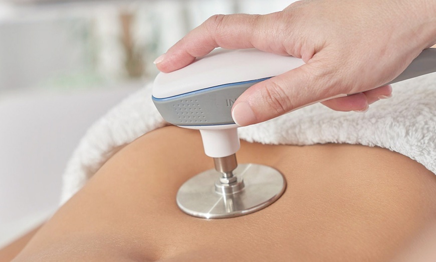 Image 10: Radiofrecuencia facial, cuello y escote con serum y masaje Kobido