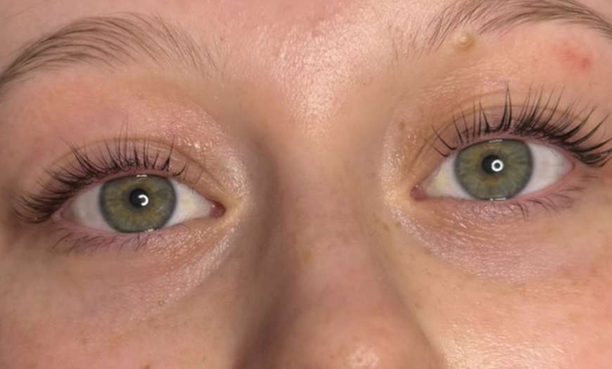 Image 5: Get Stunning Lashes with One Eyelash Lift Treatment with/without Tint