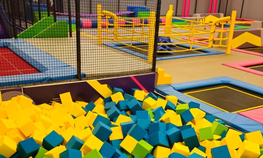 Image 2: ¡Salta sin parar! 1 o 2 horas de saltos en camas elásticas para 1 